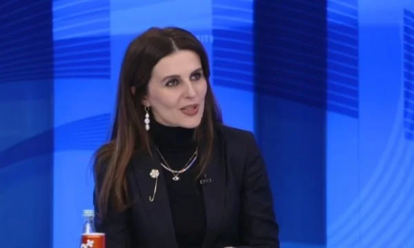 Mburrja e Kurtit për tri vizitat në Elysee, reagon Vlora Çitaku: Sinqerisht, për keqardhje