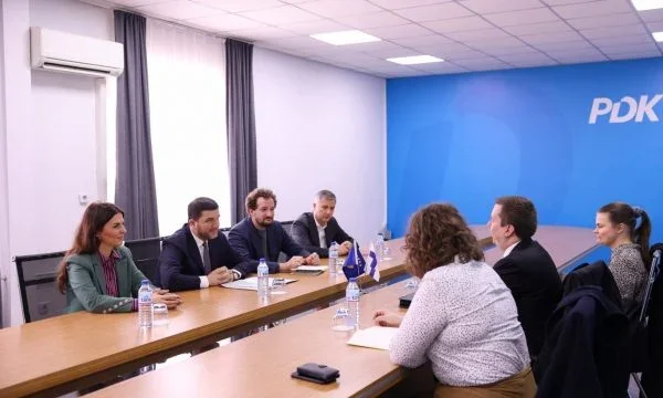 Kransqi si aspetta in una riunione ufficiale del “Foundation, Marti Ahtisaari