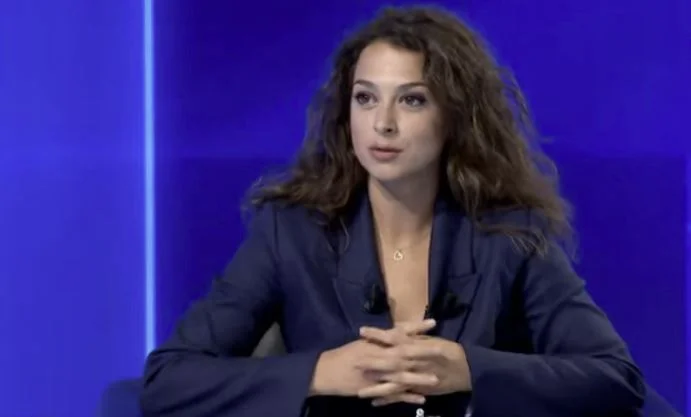 Kica stings Haxhiu: El Tribunal Constitucional que derribó Avdullah Hoti, es ahora un pase de préstamo.