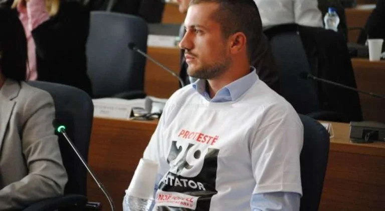 Juicio de Hooliganismo en 2013 protesta, miembro de Vetevendosje desobedece jueces