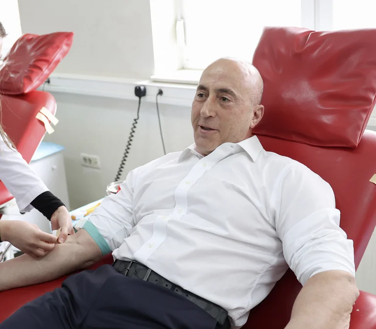Haradinaj donates blood in memory of martyrs and falls for freedom