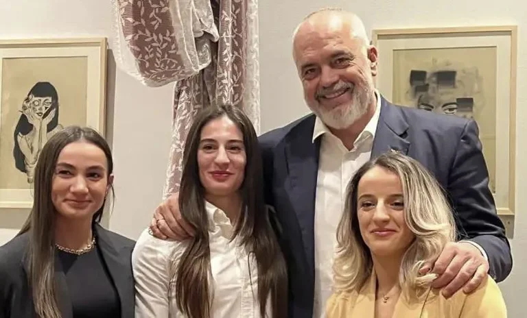 Rama posea con chicas de oro de Kosovo