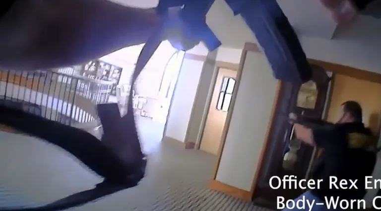 US: Der Moment, in dem die Polizei den Autor zum Tode in einer Schule erschossen hat