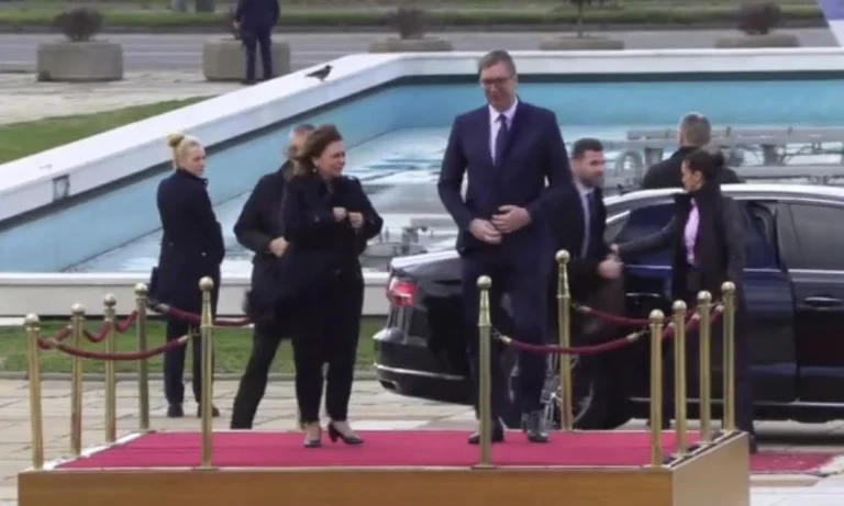 Un giorno dopo aver detto “) riconosciamo il Kosovo”, il presidente della Grecia atterra a Belgrado