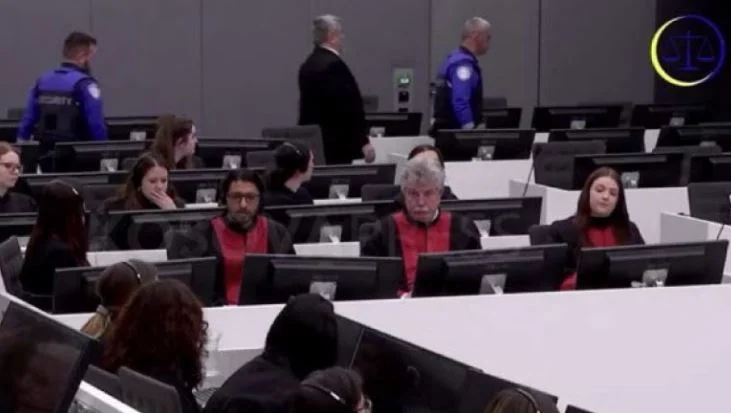 Peter Shala deja el tribunal, abogado: Está temblando y está nervioso.