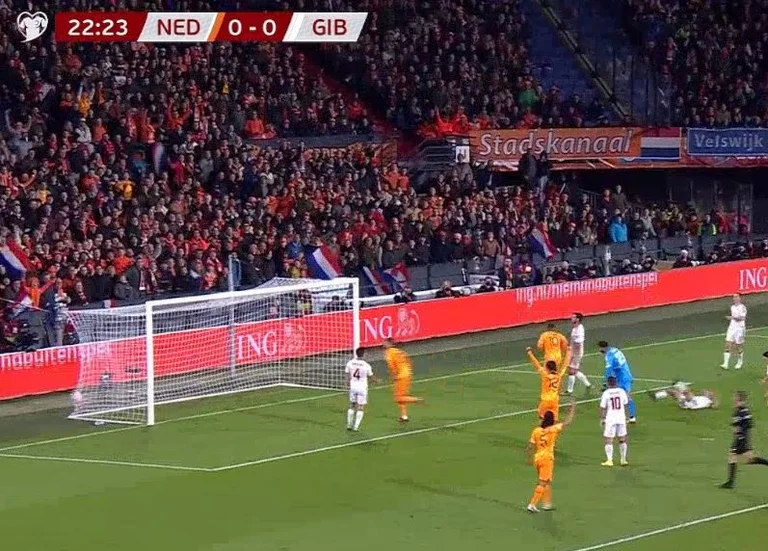 Primer objetivo para Holanda viene, Depay lleva la pelota a la red