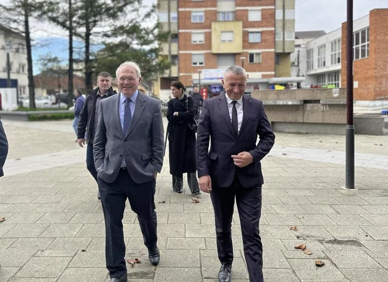 Les hôtes de Kamberi Colline à la réunion, discussions sur les demandes des Albanais dans la vallée