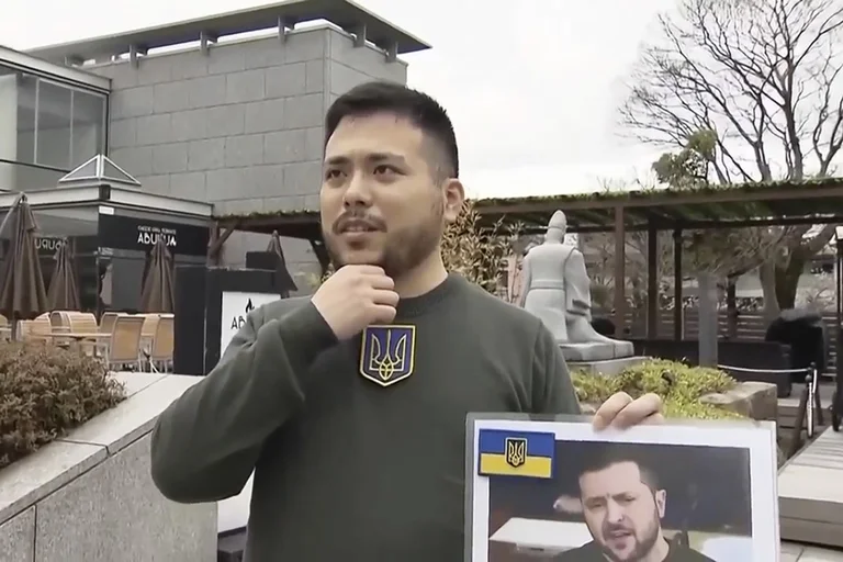 Japanische Studentenkleider wie Zelensky bei seinem Abschluss