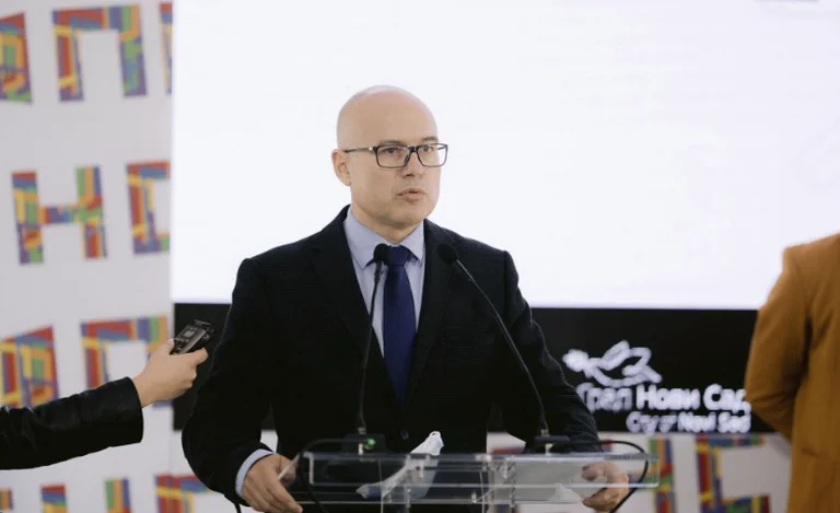 Vucheviq : Je crains que Kurt vous offre une association comme masque, sans retenue.