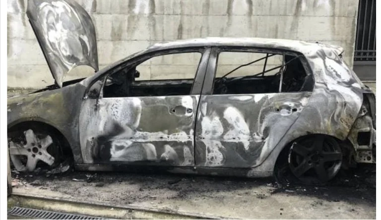 Hodge, de Peja, fue quemado delante de su coche, ni uno todavía arrestado