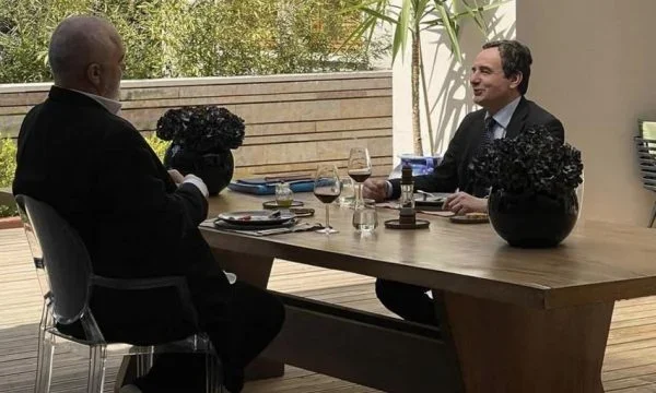 Offrant un statut d'association à Ohrid, Kurt raconte en détail à Rama comment Vuciq a refusé