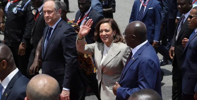 Harris commence sa visite en Afrique en vue de réparer les relations