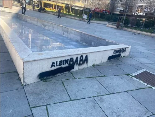LVV-Aktivisten in Aktion, Banner “Albin Zajednica” machen “Albin Vater”