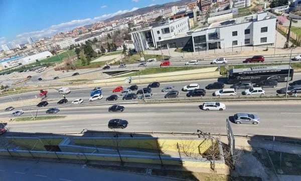 Polizei geben Details für Selbstverteidigung in Pristina