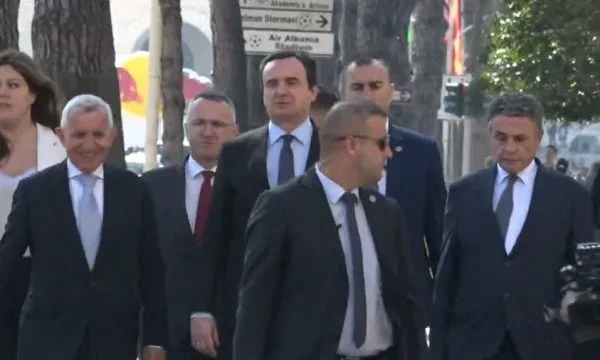 Kurti conclude l'incontro con Begaj, parte verso la direzione del Parlamento a piedi