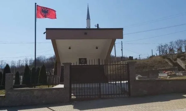 Memli Krasniqi erinnert an die Märtyrer und Märtyrer von Celine, Forte und Brestoci