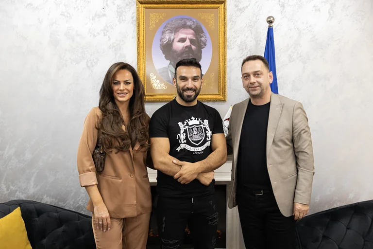 Julie e Bruno visitano Fadil Nura, li ringrazia per la visita