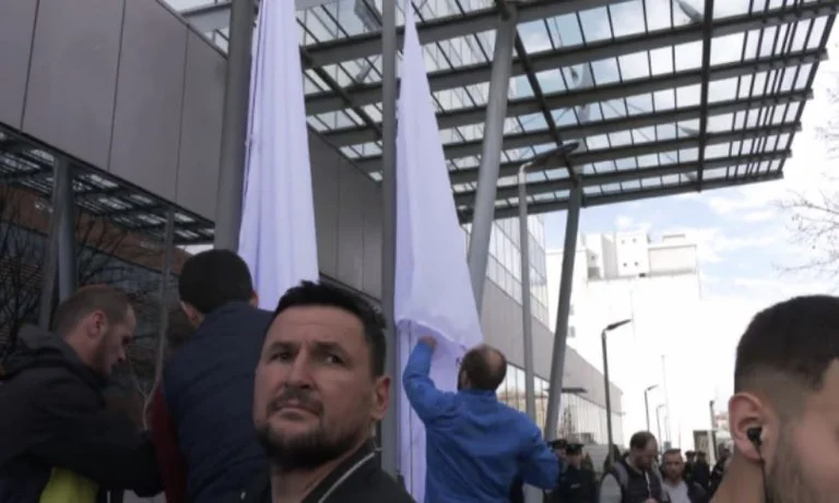 El PSD elimina las banderas de Kosovo al gobierno, coloca a varios otros blancos: Kurt se ha rendido