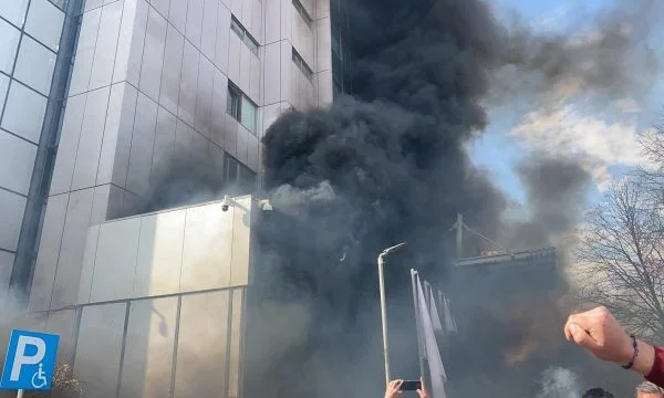 Le proteste PSD chiuse, con fumo nero che impianta davanti agli obiettivi governativi