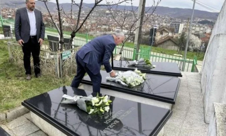 Am 24. Jahrestag des Mordes erinnert LDK an den Anwalt Bajram Kelmendi, zwei seiner Söhne