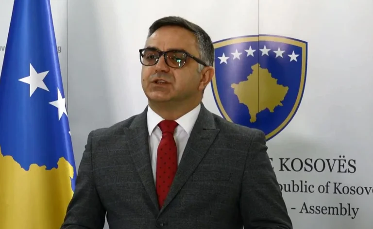 Tahiri: Një vit me Qeverinë Kurti, Kosova është në udhëkryq dhe qytetari më i varfër