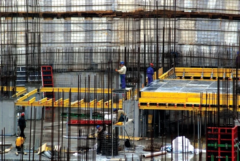 Un trabajador de construcción es llevado al hospital en Prizren