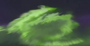 Una vista espectacular del cielo de Finlandia está cubierta por auras coloridas