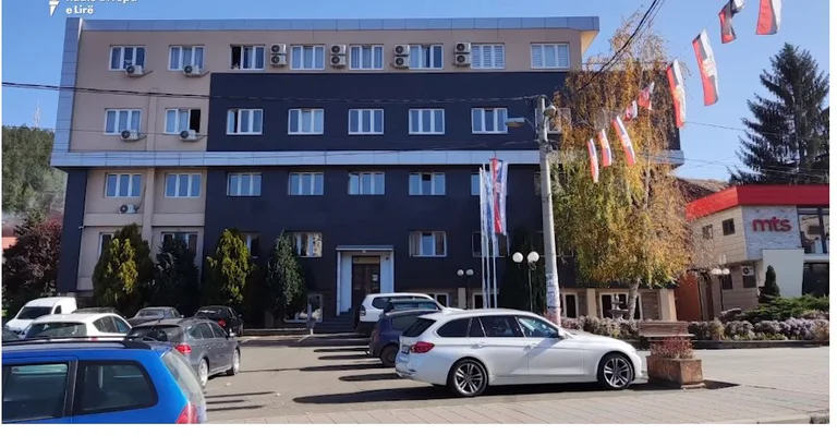 Les institutions parallèles de la Serbie opèrent librement au Kosovo