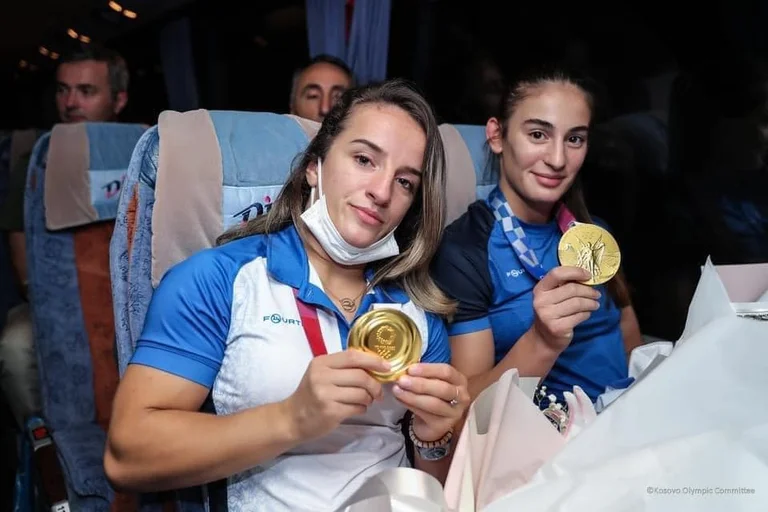 Bald kämpfen Nora Gjakova und Distria Krasniqi gegen Goldmedaillen in Tiflis