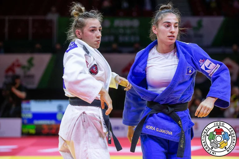 Nora Gjakova im großen Finale von Tiflis trifft sich mit dem serbischen Dschungel, der sie einmal besiegt hatte