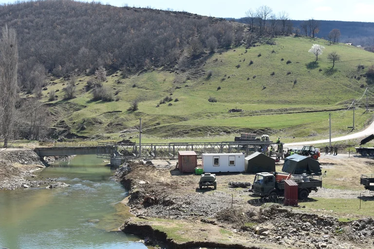 Los equipos de KSF comienzan a construir puentes que colapsaron durante la inundación de Skenderaj