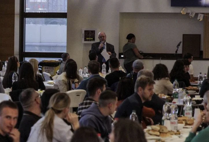 Hovenier elogia a Kosovo: Religioso Campeón de la Libertad Permanece