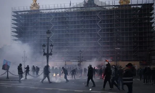 Traduzione: Francia, più di 3 milioni di persone hanno organizzato proteste