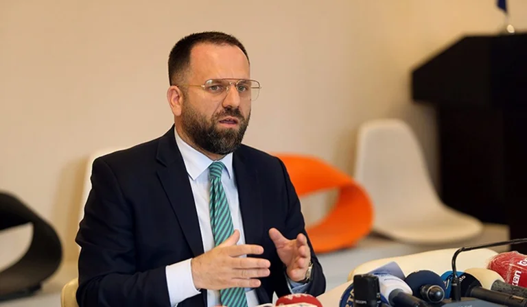 Rukiqi dit qu'il est actuellement cher de payer les importations de Martin Berishaaj
