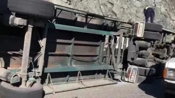 Il camion collassa su Nation Street, il conducente perde la sua vita