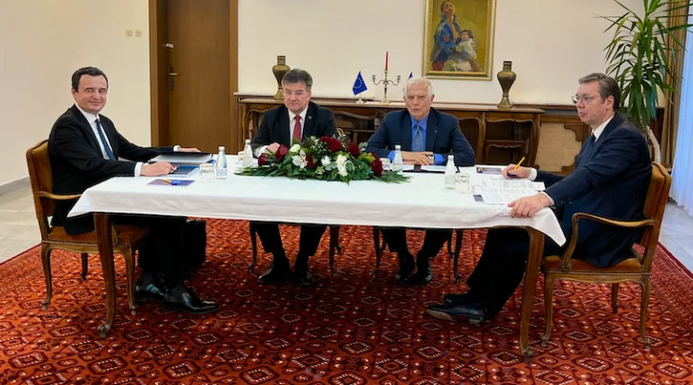Borrell ) Kurt y Vuchy: Trabajar, no apuntar los dedos uno al otro.