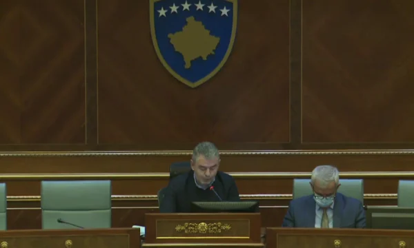 Glauk Konjufca le da una nota, Shala le dice que me la envíe.