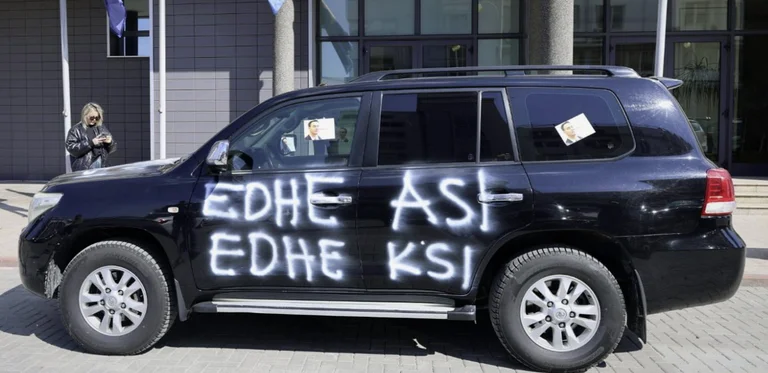 0) : PSD pinta el jeep de Glauk Konjufca