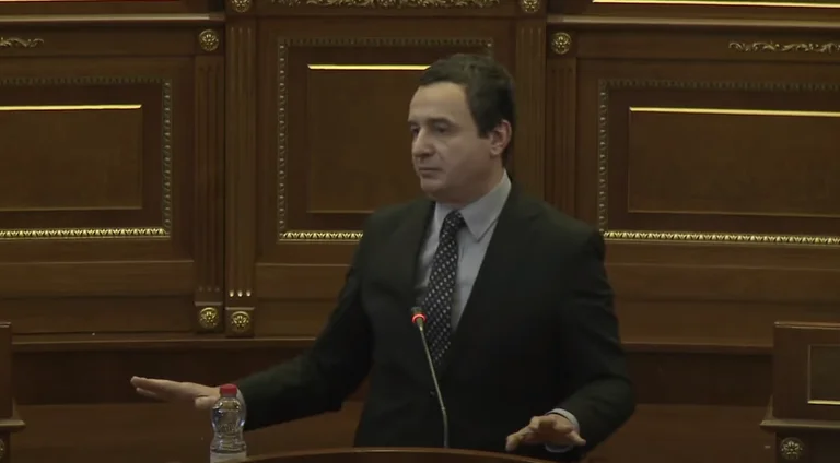 Cercate di scopare il traditore di Nanna”, uno dei deputati che giurano pesantemente al Parlamento