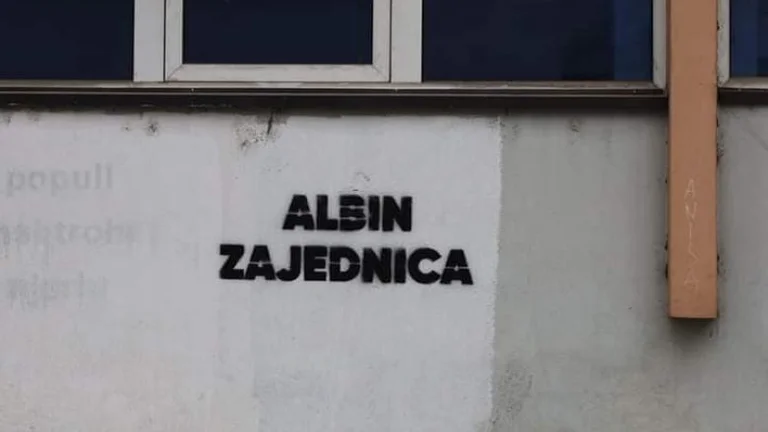 Le iscrizioni -- Albin Zajednica) alla Corte Mitrovica -- la polizia avvia il caso