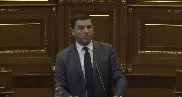Krasniqi: Kurti dio libre determinación a los serbios en Kosovo