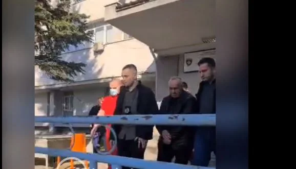 El momento en que los albores de Adán son enviados con sus manos atadas al QKUH