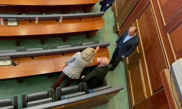 Fatmir Humolli dice perché si è seduto separato dal gruppo parlamentare VV