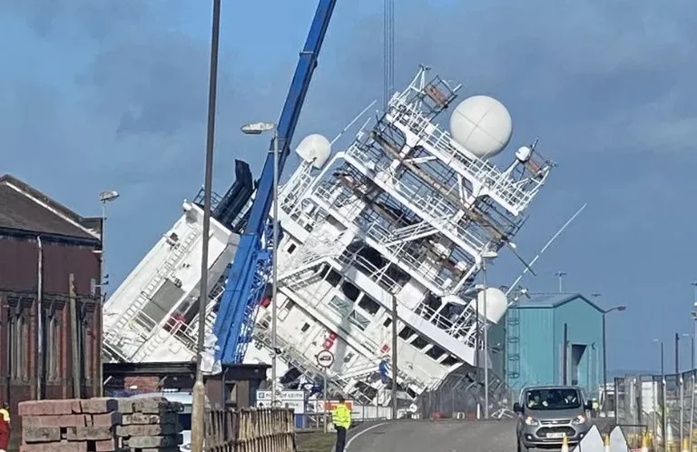 La nave va sul porto di Edimburgo, molti feriti