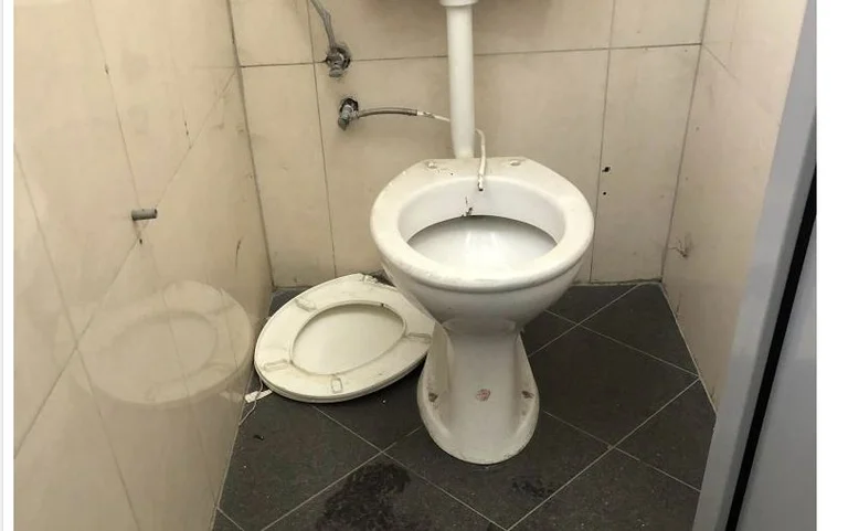 Inodoros del gobierno mal, inhabitados / Foto