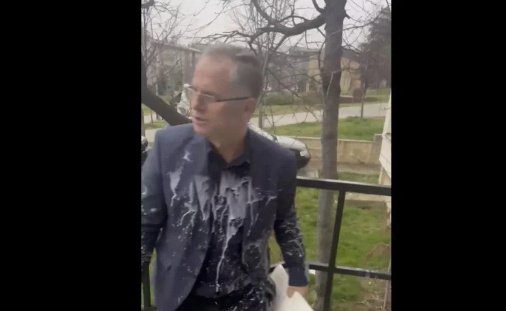 Bislim rapporte également en Croatie un gâteau de Zajdennica lancé par des militants du PSD
