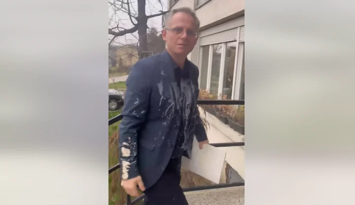 Los activistas de PSD lanzan el pastel de Besnik Biskimi en Zajednica