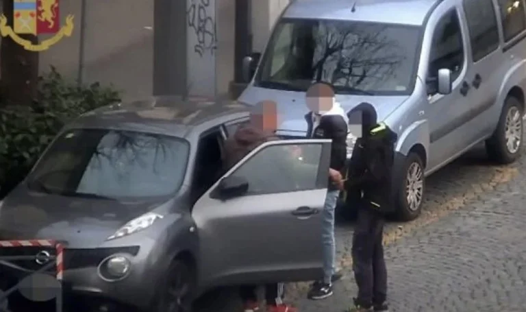 Pioggia cocaina prima delle scuole, 4 persone arrestate in Italia, 2 di loro albanesi