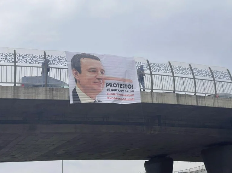 PSD annuncia la protesta contro l'associazione con il banner di Kurti come “Pinoci.
