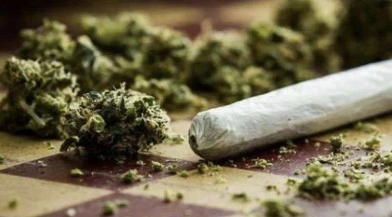 Man wird von der Polizei begleitet, nachdem er von der Narcotics beschlagnahmt wurde